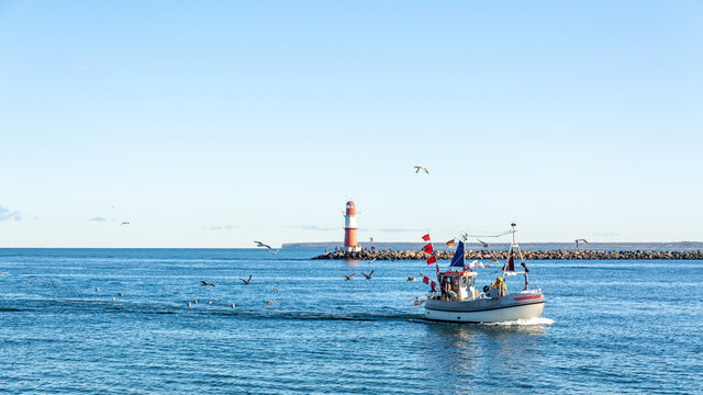 Fischer auf der Ostsee bei Rostock Warnem&uuml;nde