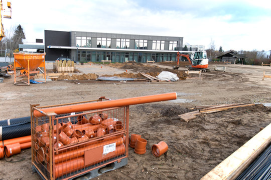 Gitterbox mit KG Rohren auf Baugrundst&uuml;ck 