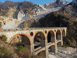 Obraz premium Old bridge over Massa Carrara Marble cave
