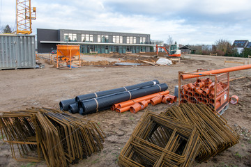 Baumaterial auf einer Baustelle