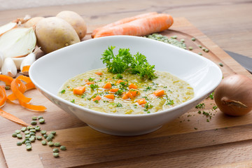 vegane vegetarische Erbsensuppe