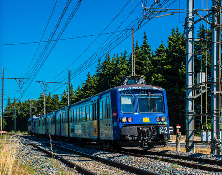 un train bleu de transport de marchandise a haut risque qui passe a un passage &agrave; niveau vers cuers, TGV train grande vitesse, courrier du futur 