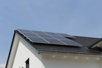 Fototapeta premium Hausdach mit Solarfeldern