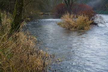 Fluss im Winter