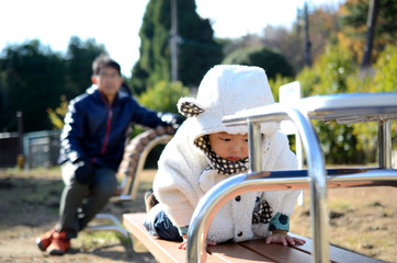 公園で遊ぶ子供