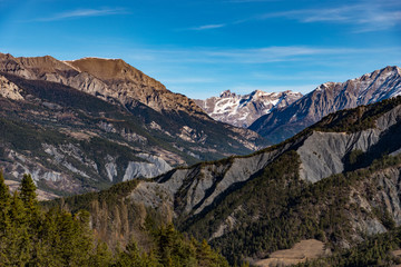 Sommet de montagne avec neige en hiver à Orcière, orres, foux d'allos, serre chevalier,...