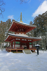 雪の高野山寺院