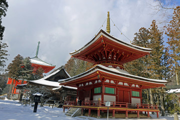 Fototapeta premium 雪の高野山寺院
