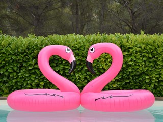 Boué gonflable flamant rose en forme de coeur dans une piscine sur la c$ote d'azur