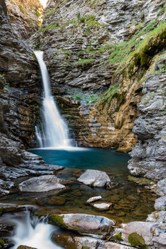 cascades a colmard dans les alps de hautes provenc a c&ocirc;t&eacute; du lac d'allos dans le parc nationnal du mercantour, illuminations incroyable chute d'eau de grande ampleur, vertigineux hauteur non mesurable