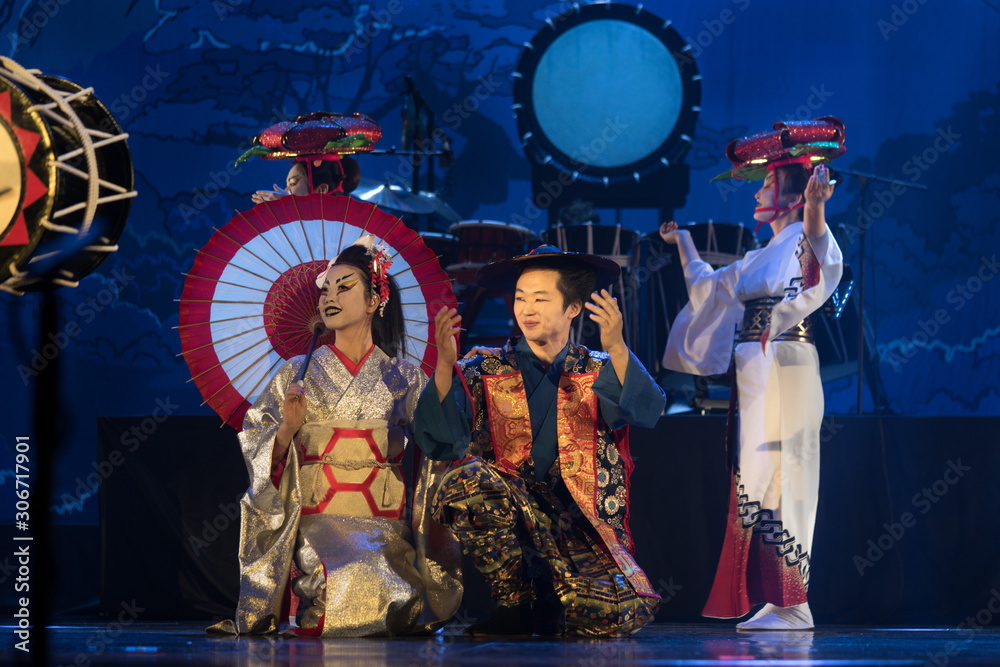 Wall mural Traditional Japanese performance. Couple in traditional kimono dancing on the stage.