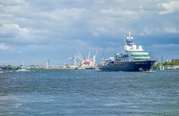 Fototapeta na wymiar ship in Hamburg