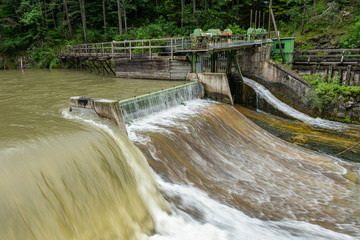 Obraz premium Weir on the river Schwarza in Hirschwang on a cloudy day in summer