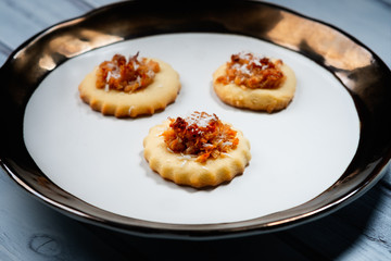 drei plätzchen auf dem teller