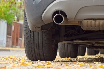 Tubo de escape de un coche