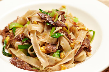 Thick rice noodle with beef and egg 
