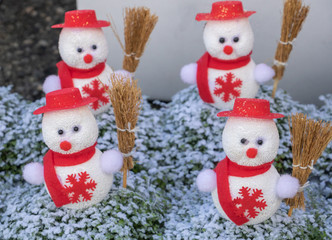 Bonhomme de neige décoratif avec une plante pour centre de table pour les réveillons et les célébrations de fin d'année Saint Sylvestre et Noël