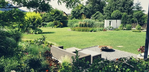 Meble ogrodowe i ogrodowa architektura w nowoczesnym zielonym ogrodzie - obrazy, fototapety, plakaty