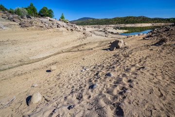 Sequía  en el embalse del Burguillo en verano. Avila. España. Europa.
