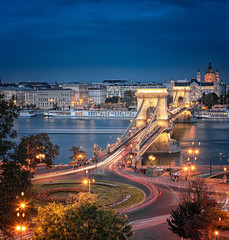 Fototapeta premium Widok na słynny Most Łańcuchowy w Budapeszcie o zachodzie słońca.