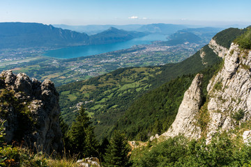 Paisaje de los alpes franceses con el lago bourget du lac