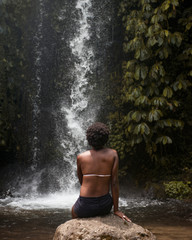 Fototapeta na wymiar chica afro observando cascada tropical