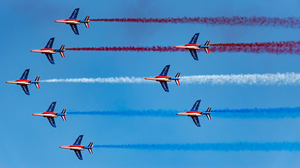 Patrouille de France dans les airs à avignon, vaucluse, avion, récateur
