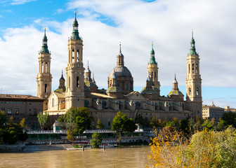 Fototapeta premium Basilica of Our Lady of the Pillar on the banks of the Ebro in Zaragoza, Spain
