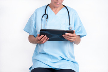 Ärztin mit einem Tablet