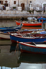 Fototapeta na wymiar vista delle barche da pesca al porto sul mare Adriatico