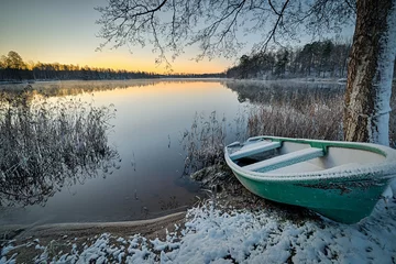 Fotobehang Donkergrijs Zweedse meerochtend in winterlandschap
