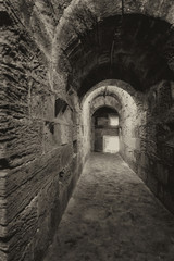 Fototapeta na wymiar corridoio interno in pietra del antico castello medievale
