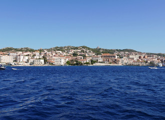 Fototapeta na wymiar il mare blu all'isola de la maddalena in sardegna, italia