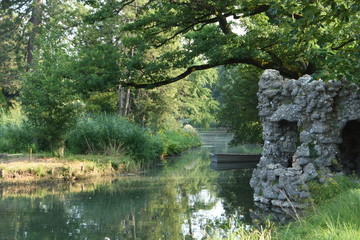 Einsame Ruine am Fluss