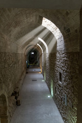 raggi di luce entrando dalla finestra nel corridoio del vecchio castello