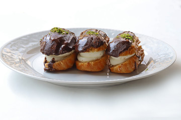 Cake made with eggs, flour, milk, eggs, chocolate, cream, water and butter.