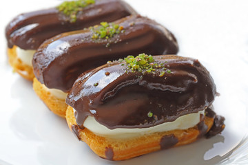 Cake made with eggs, flour, milk, eggs, chocolate, cream, water and butter.