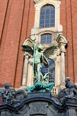Fototapeta na wymiar Skulptur am Hauptportal der Michaelis Kirche, Michel, Hamburg, Deutschland