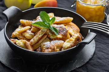 Kaiserschmarrn mit Apfelkompott in einer schwarzen Schüssel