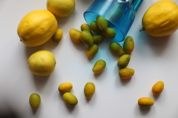 Zerstreutes Glas mit orangen und Zitronen