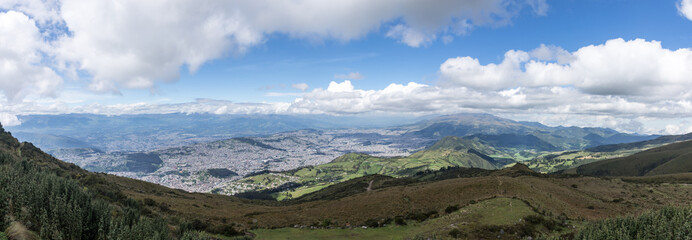 Fototapeta na wymiar Panorama de Quito depuis le volcan Pichincha, Équateur
