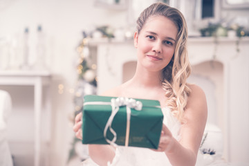 Weihnachten Xmas schöne junge Frau in weiß Engel  mit Geschenk Hochzeit wedding