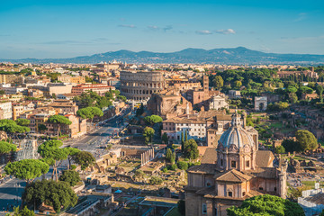 Panorama aérien du centre historique de Rome, Italie avec Colisée et Forum romain.