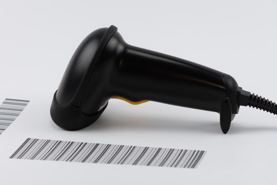 schwarzer USB Barcodescanner mit gelben Ausl&ouml;ser auf Strichcode-Liste