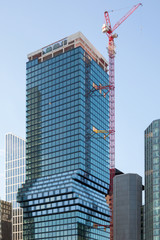 Fototapeta premium Frankfurt am Main – Hochhaus im Bankenviertel im Bau