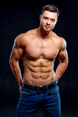 Obraz na płótnie Canvas bodybuilder posing. Beautiful sporty guy male power. Fitness muscled man