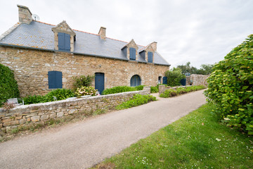 Fototapeta na wymiar île de Bréhat, mur et maisons en pierres, Côtes D'armor, Bretagne