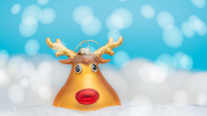 Christbaumschmuck mit Dekoration und Schneeflocken