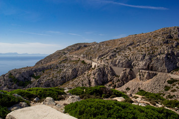 Fototapeta na wymiar Straße die durch die Berge führt mit einem Blick auf Meer in Spanien