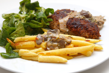 Frikadellen mit Schupfnudeln, Feldsalat und Pilzragout